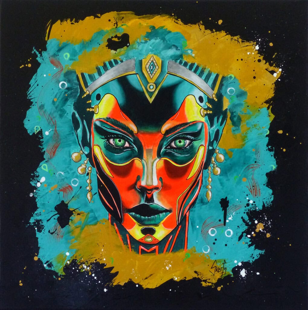 Peinture d'un visage de femme stylisé au maquillage tribal orange et turquoise, diadème doré et yeux verts, sur fond ocre et turquoise