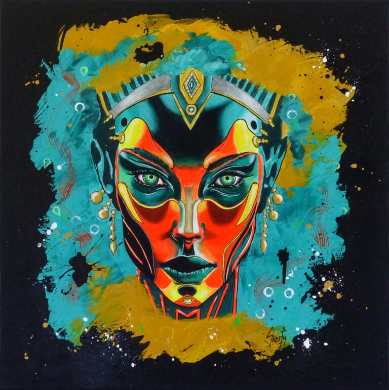 Peinture d'un visage de femme stylisé au maquillage tribal orange et turquoise, diadème doré et yeux verts, sur fond ocre et turquoise
