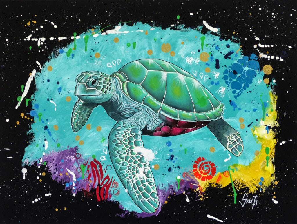 Peinture d'une tortue de mer verte nageant sur un fond turquoise éclaboussé de touches multicolores, sur toile noire