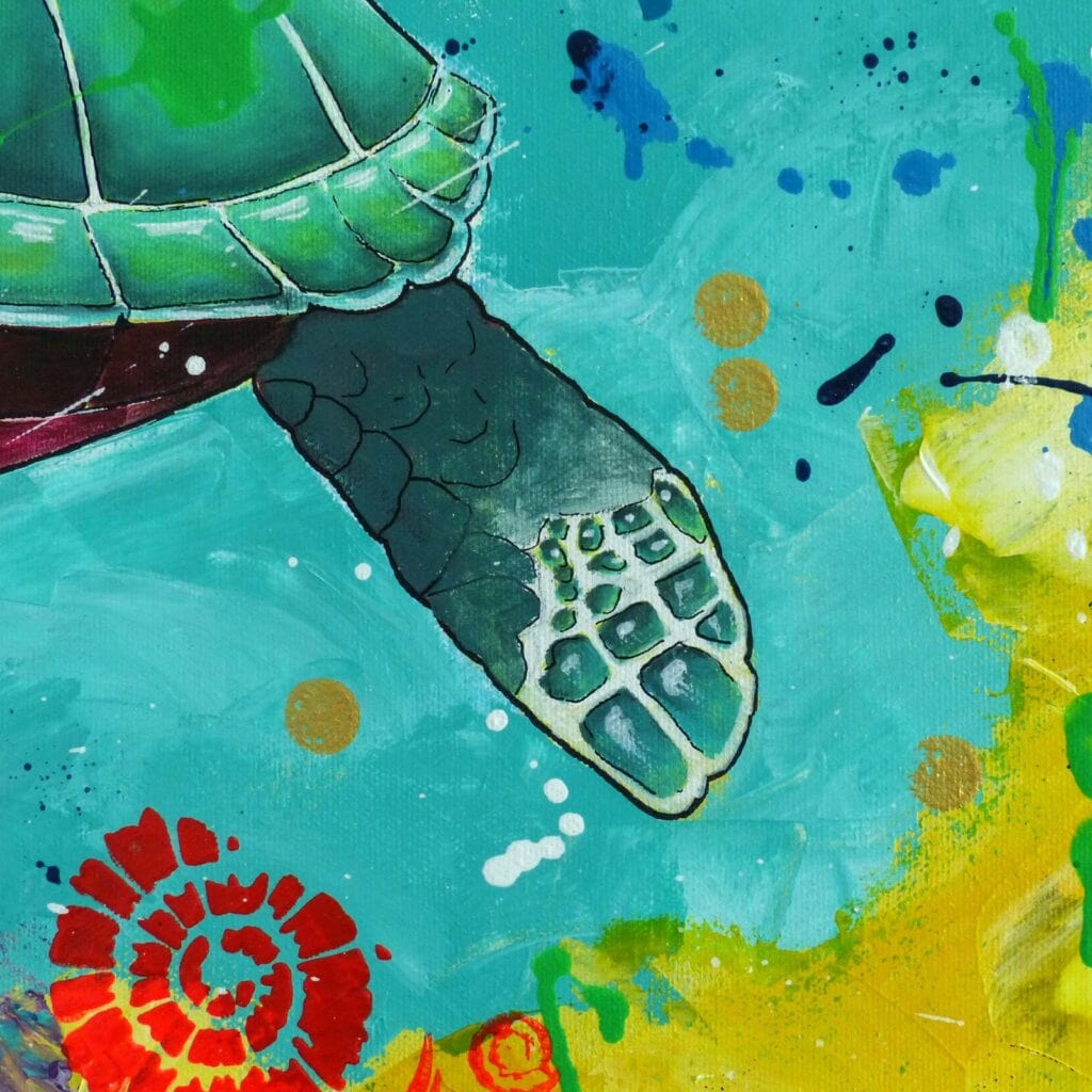 Détail de la nageoire d'une tortue verte, écailles cernées de blanc, fond turquoise semé de pastilles dorées