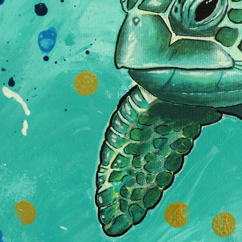 Détail de la tête de la tortue, carapace et nageoire vertes, taches bleu marine et disques dorés sur l'eau turquoise