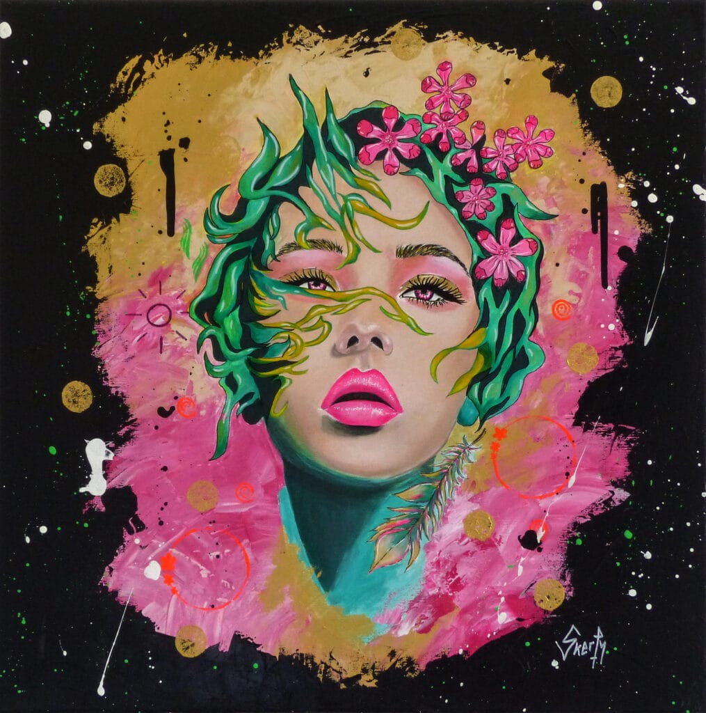 Peinture d'un visage de femme aux cheveux verts entremêlés de fleurs roses, lèvres roses, sur fond rose et doré