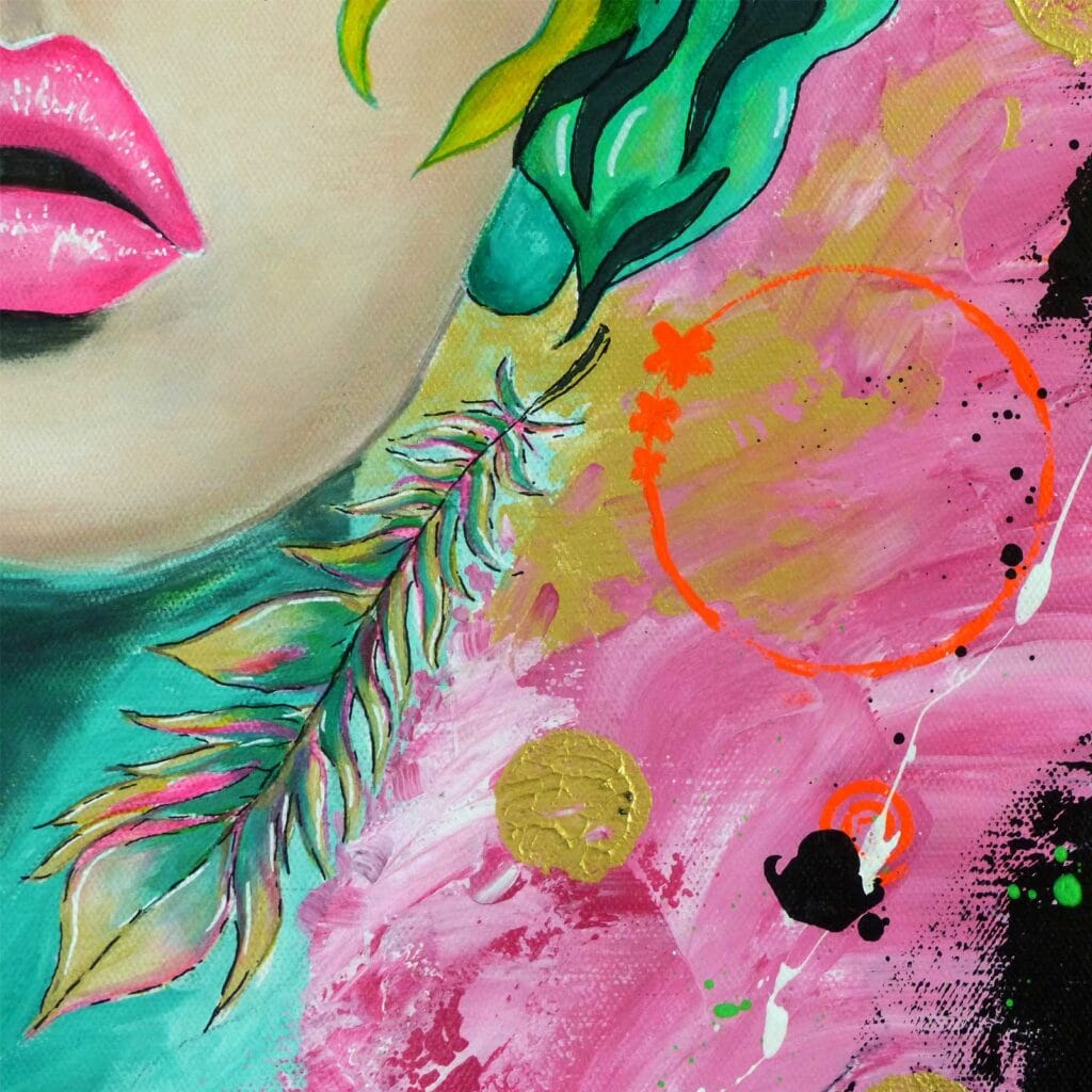 Détail du bas du visage, bouche rose vif, feuillage vert et turquoise, cercle orange fluo et pastille dorée sur un fond rose