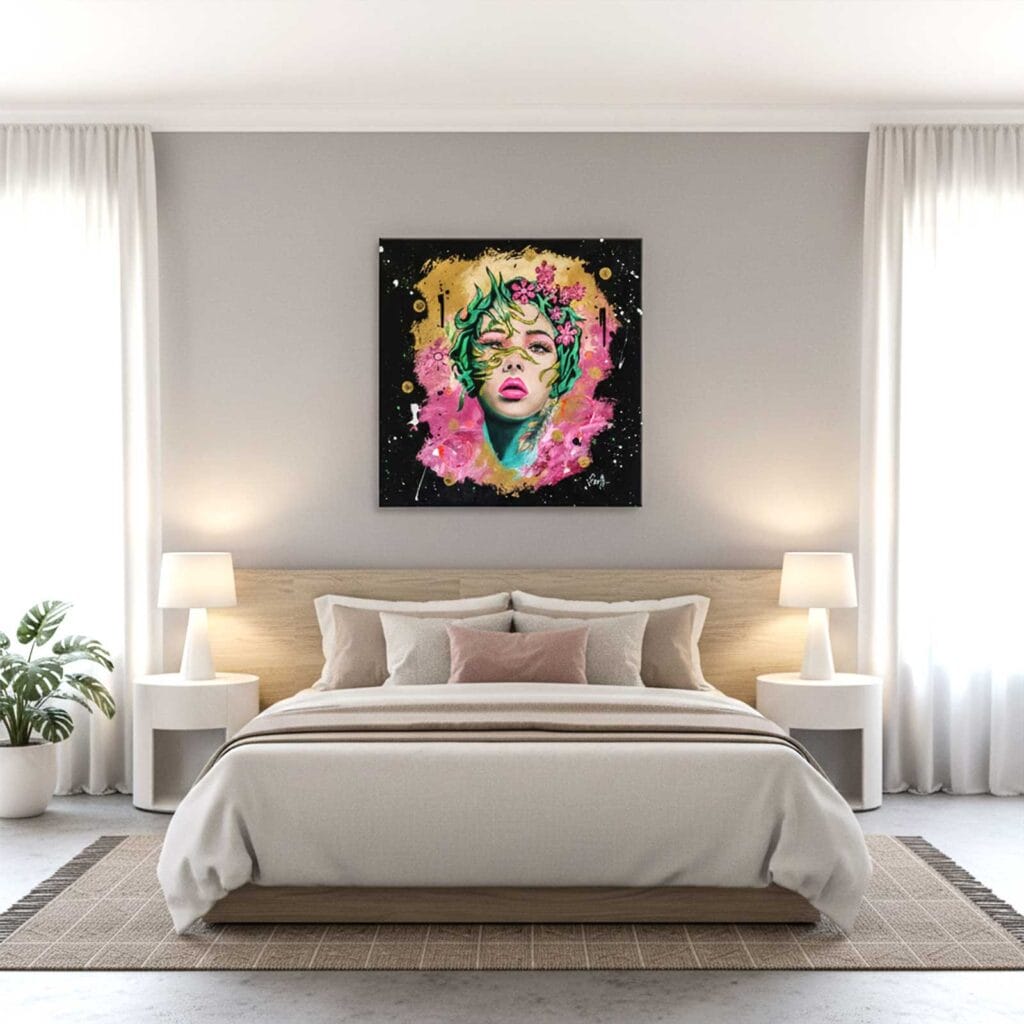 Mise en situation de la peinture Échos de Printemps, accrochée au-dessus d'un lit dans une chambre claire aux tables de nuit rondes
