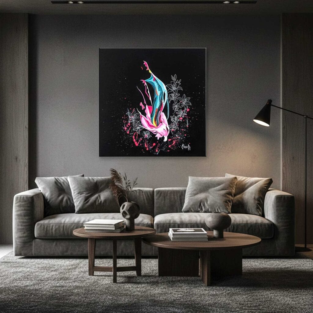 Mise en situation de la peinture Élégance Mystérieuse, accrochée au-dessus d'un canapé gris dans un salon sombre aux deux tables basses