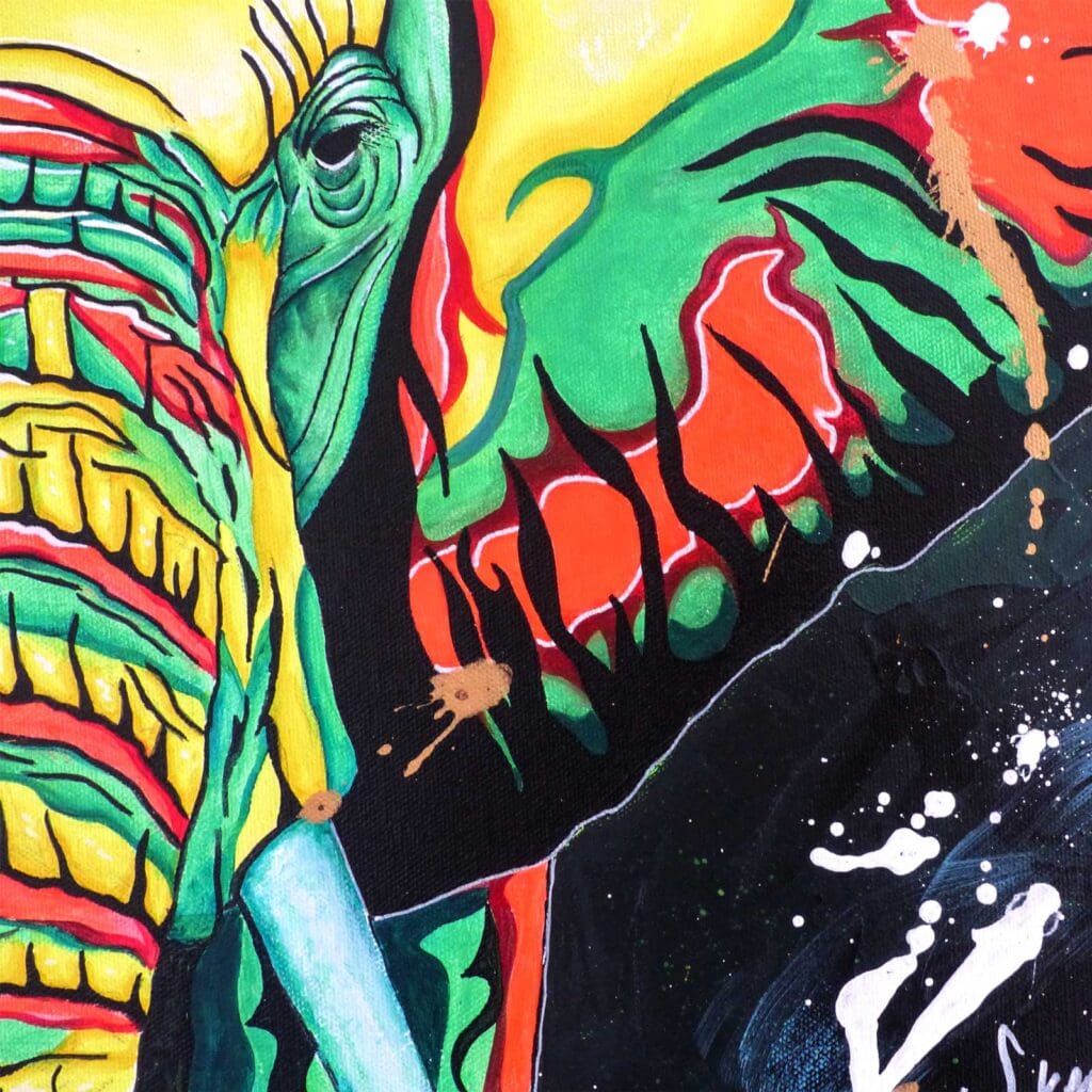 Détail de la tête de l'éléphant, peau verte et jaune, oreille striée de rouge et de vert, coulures sur le fond noir