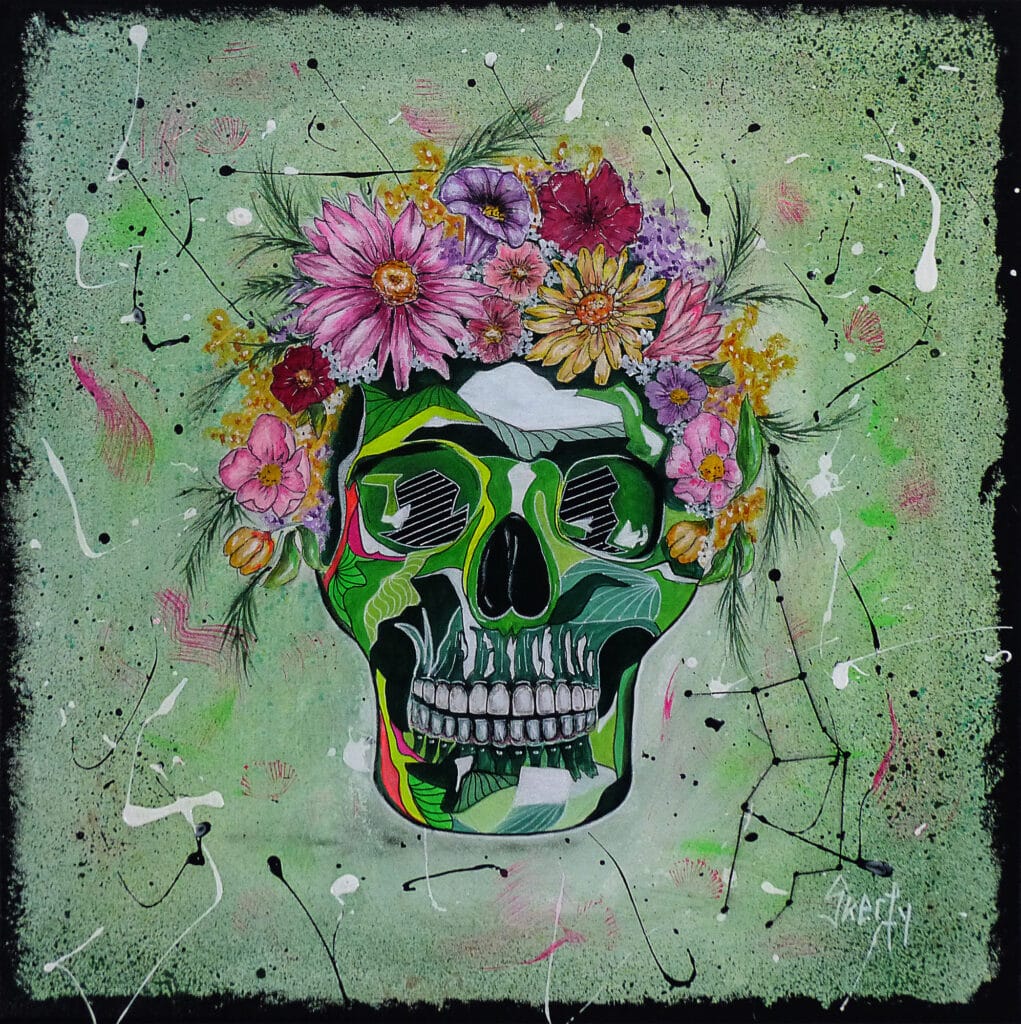 Peinture d'un crâne vert coiffé d'une couronne de fleurs roses, jaunes et violettes, sur un fond vert moucheté où se trace la constellation de la Vierge