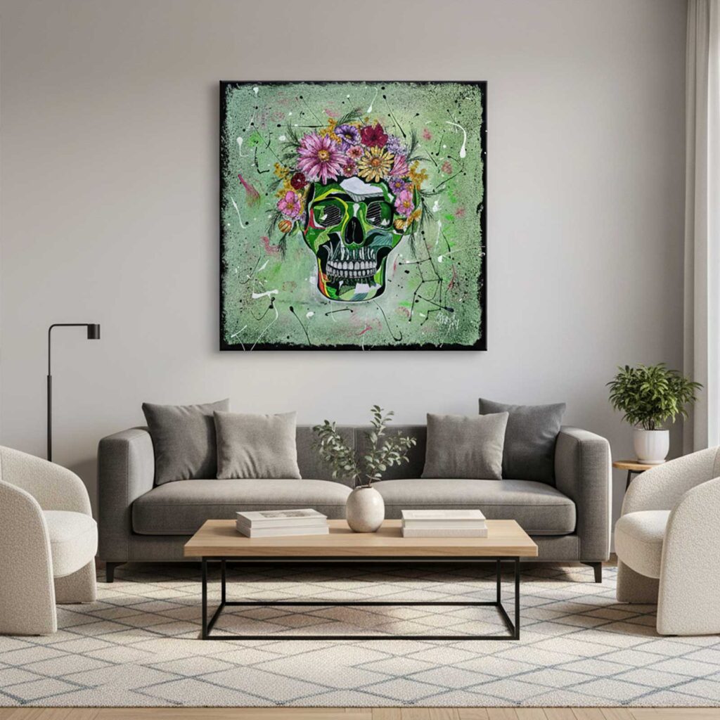 Mise en situation de la peinture Esprit de la Vierge, accrochée au-dessus d'un canapé gris dans un salon aux fauteuils blancs