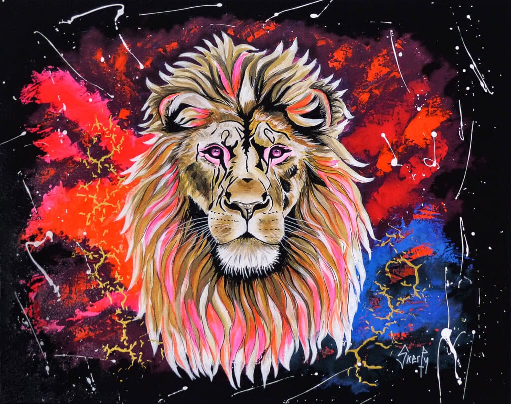Peinture d'une tête de lion de face à la crinière dorée traversée de mèches roses, les yeux cerclés de rose, sur un fond rouge et noir éclaboussé de blanc