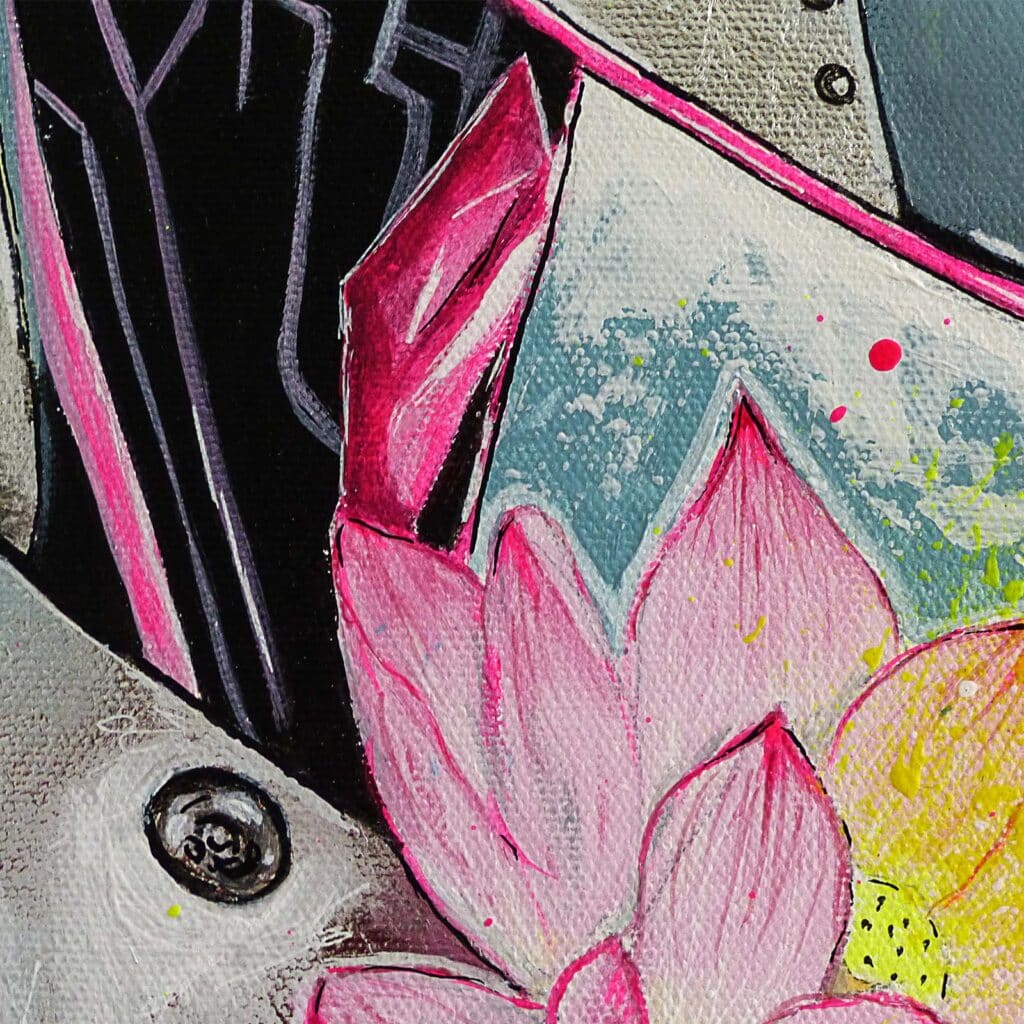 Détail d'une fleur de lotus rose devant une forme grise cloutée, éclats de jaune et de rose