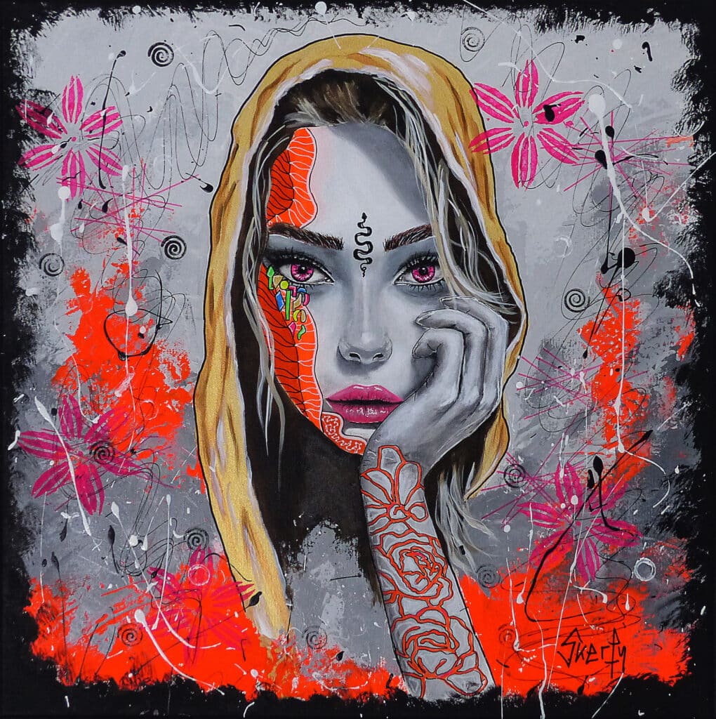 Peinture d'un visage de femme aux cheveux blonds, la main contre la joue, des zones orange fluo dessinées sur la peau grise, sur un fond gris parsemé de fleurs roses