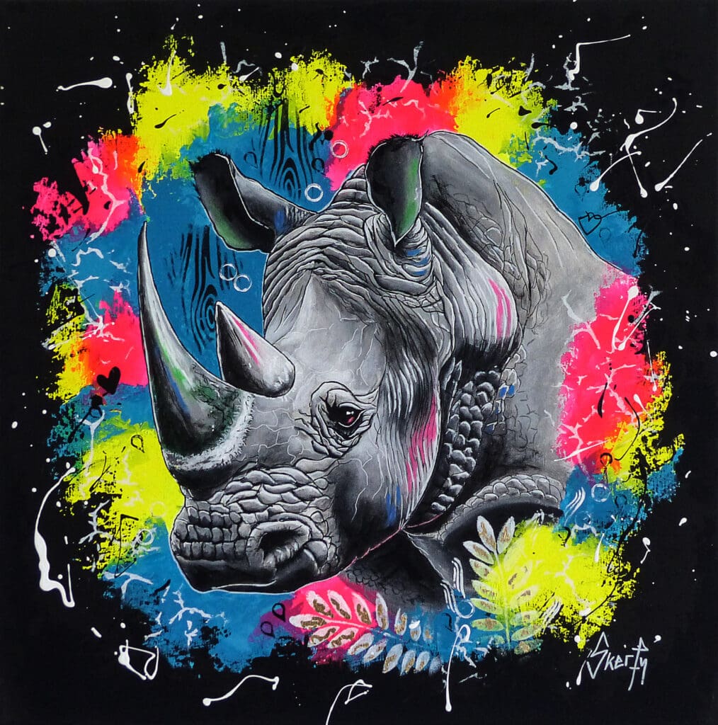 Peinture d'un rhinocéros gris, ses deux cornes dressées, sur un fond noir éclaboussé de jaune fluo, de rose et de bleu, avec des fougères peintes.