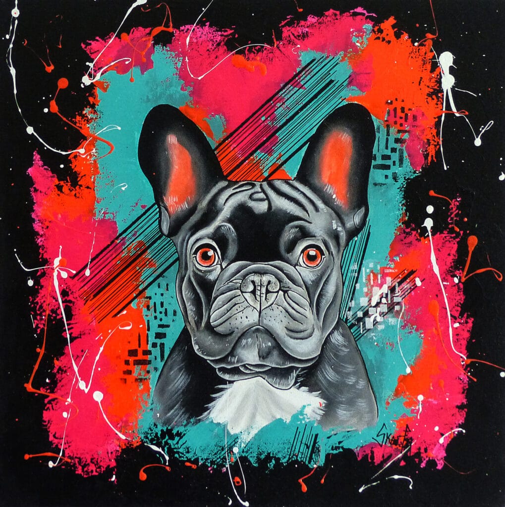 Peinture d'un bouledogue français gris aux yeux orange, de face, sur un fond turquoise et rose strié de traits noirs, sur toile noire