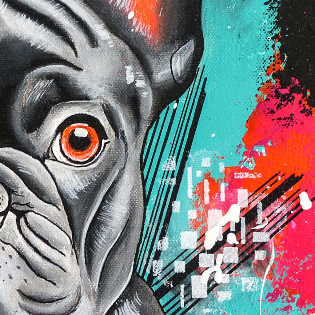 Détail de la tête du bouledogue, œil orange vif, fond turquoise et rose barré de traits noirs et de carrés blancs