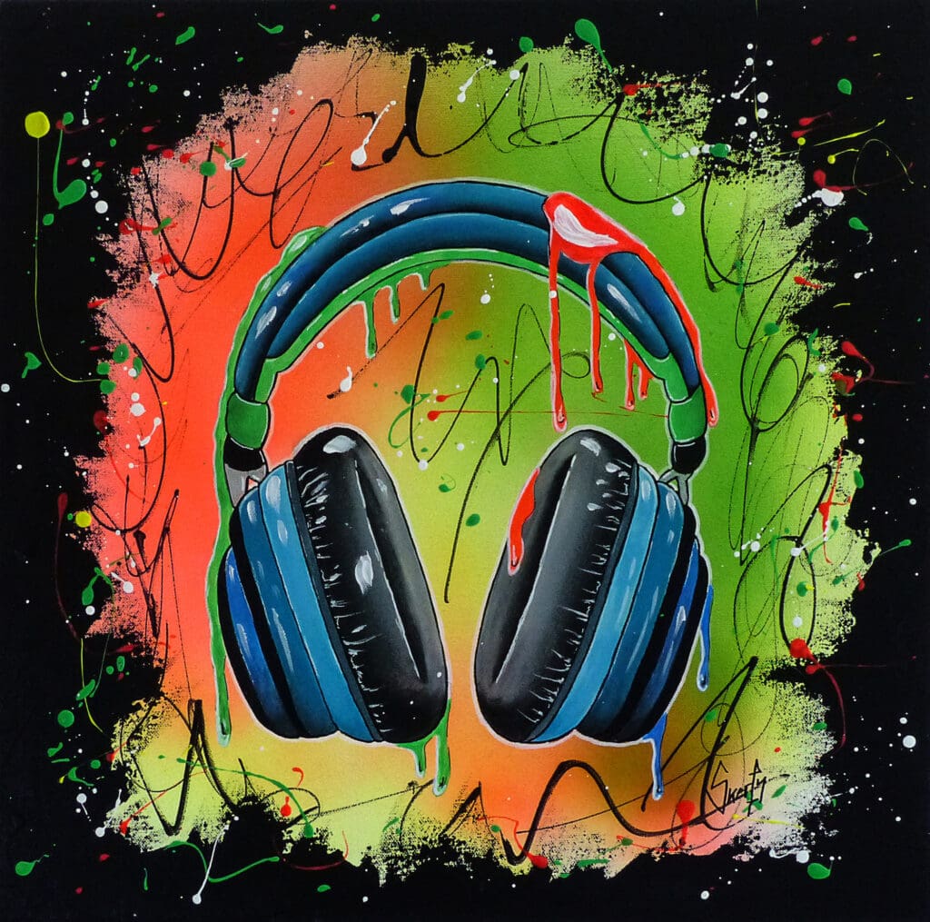 Peinture d'un casque audio bleu et noir aux coulures colorées, sur fond éclaboussé de vert, d'orange et de rouge