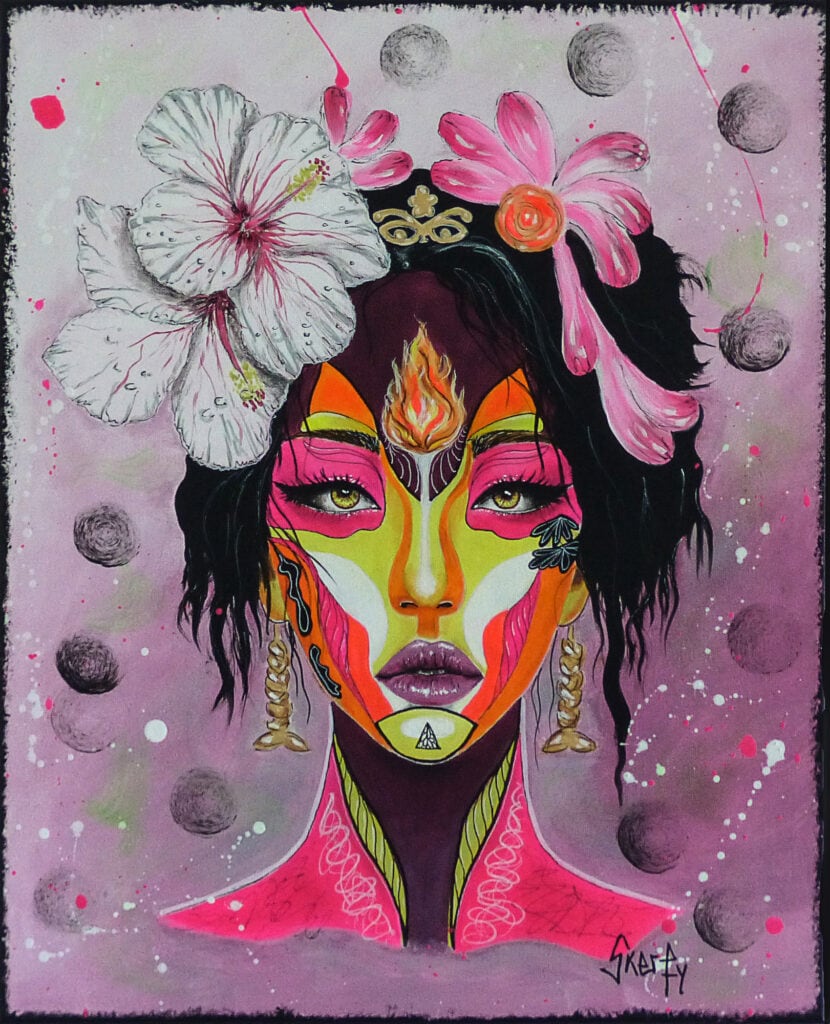 Peinture d'un visage de femme aux cheveux noirs, le visage peint de bandes roses, orange et jaunes, une flamme au front, un hibiscus blanc dans les cheveux, sur un fond mauve