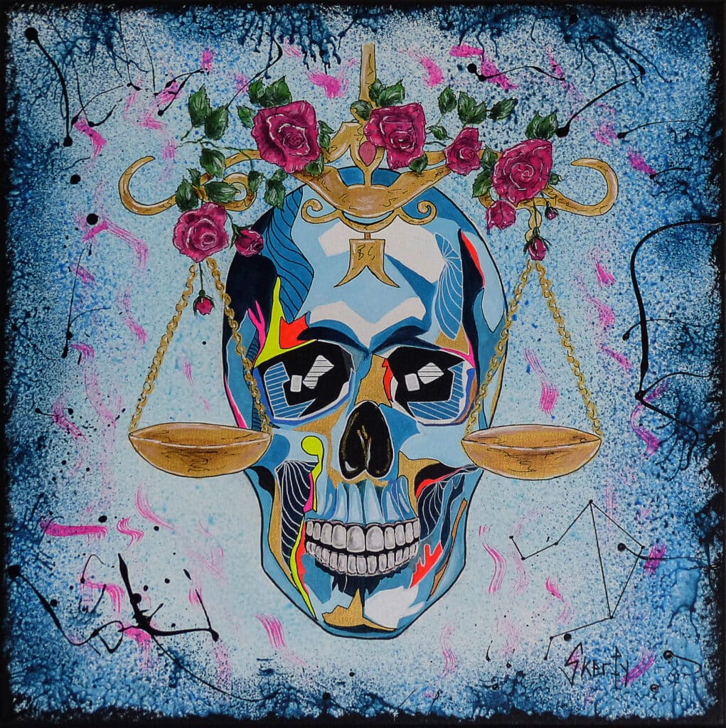 Peinture d'un crâne bleu et or surmonté d'une balance dorée garnie de roses rouges, sur un fond bleu moucheté où se trace la constellation de la Balance