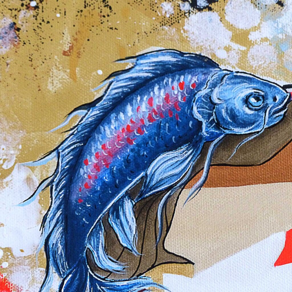 Détail du poisson combattant bleu, nageoires voilées et écailles ponctuées de rouge, sur un fond doré