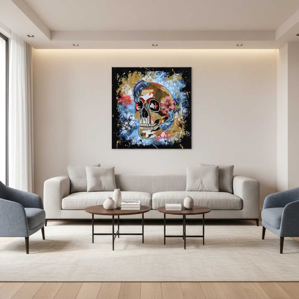 Mise en situation de la peinture L'Âme du Poisson, accrochée au-dessus d'un canapé clair dans un salon aux fauteuils bleus