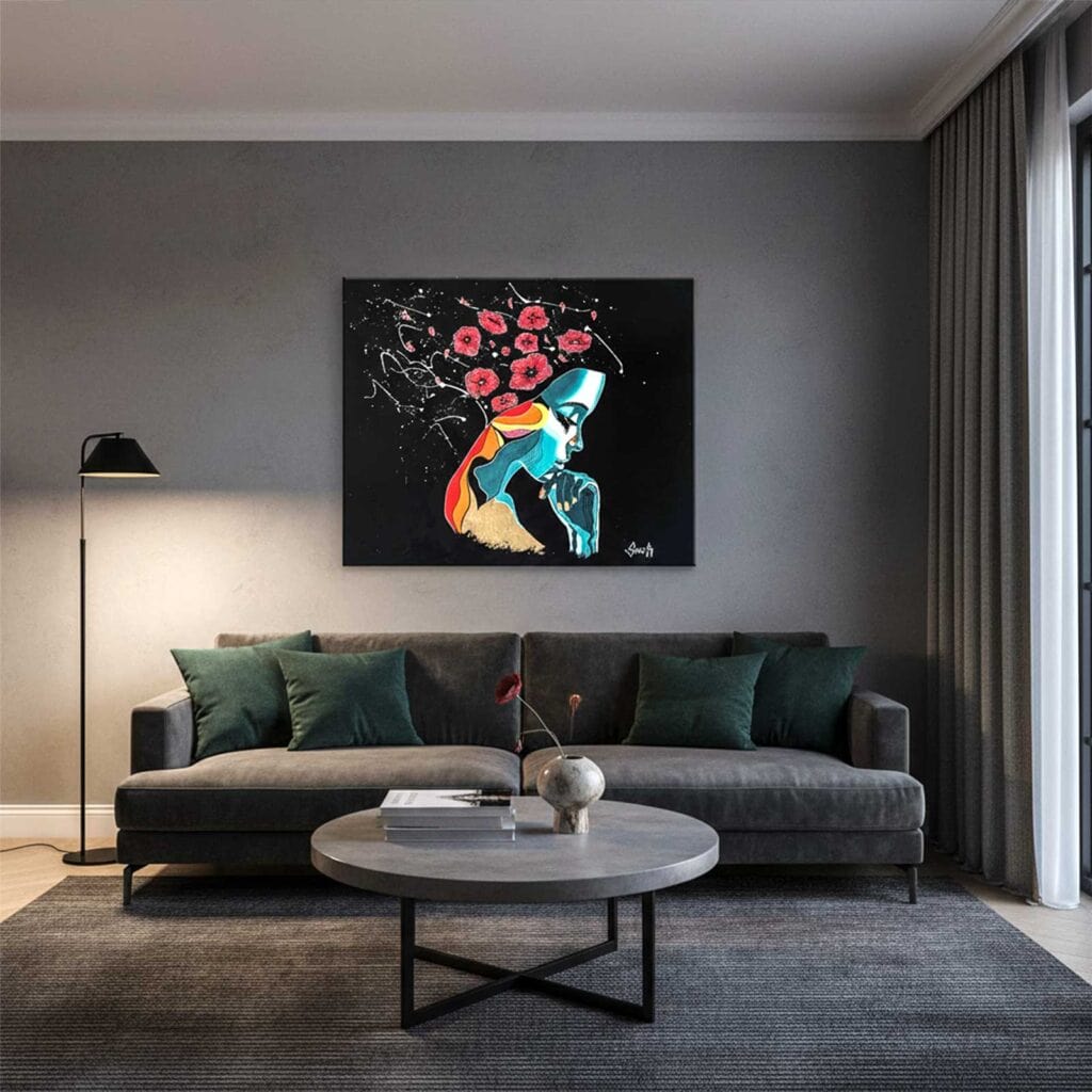 Mise en situation de la peinture L'Amoureuse, accrochée au-dessus d'un canapé gris dans un salon aux murs anthracite