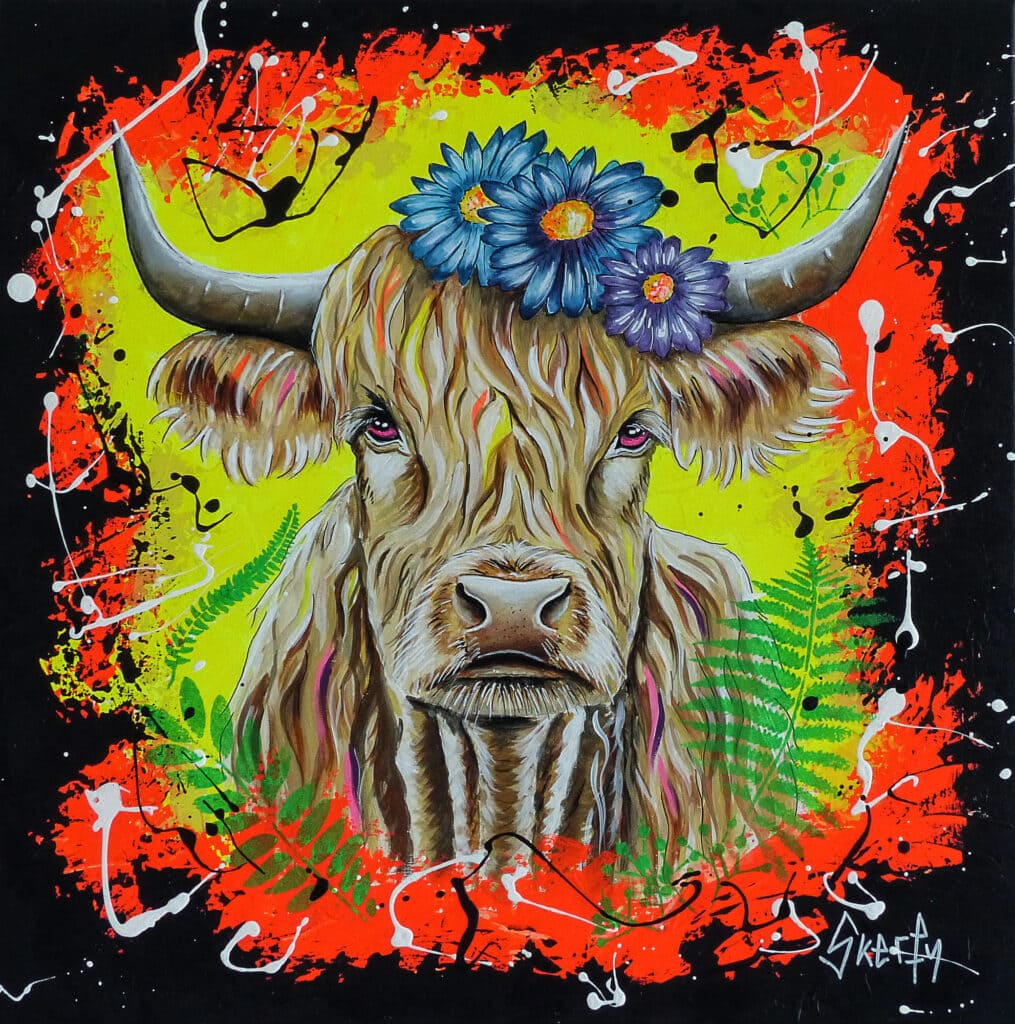 Peinture d'une vache Highland à la longue frange beige et aux cornes grises, coiffée de marguerites bleues et violettes, sur un fond jaune et orange semé de fougères