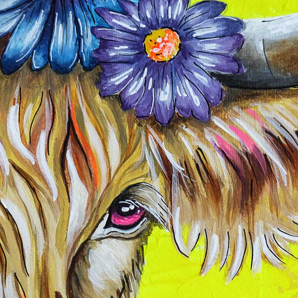 Détail du regard sous le toupet fauve, œil cerclé de rose, deux marguerites bleue et violette sur un fond jaune vif