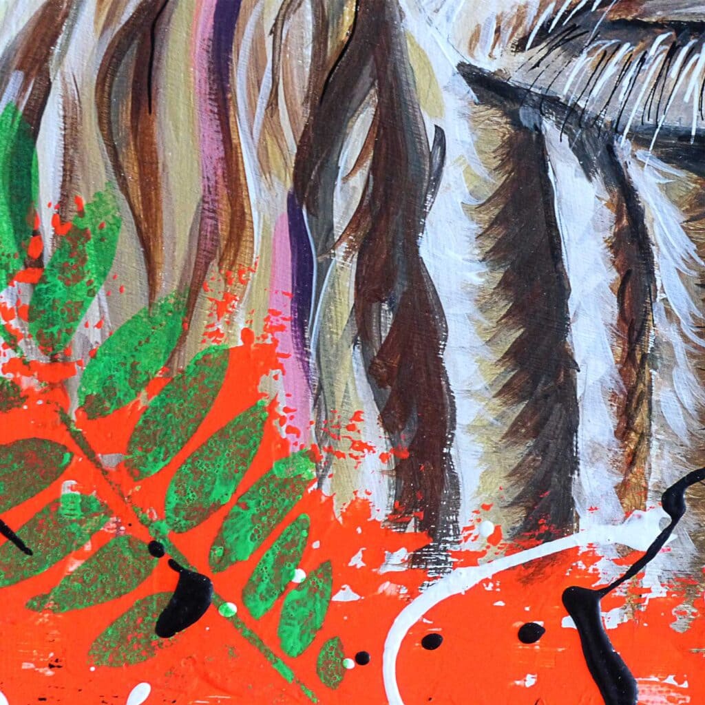 Détail de la robe fauve et brune, mèches blanches et pourpres, feuillage vert tamponné sur un aplat orange