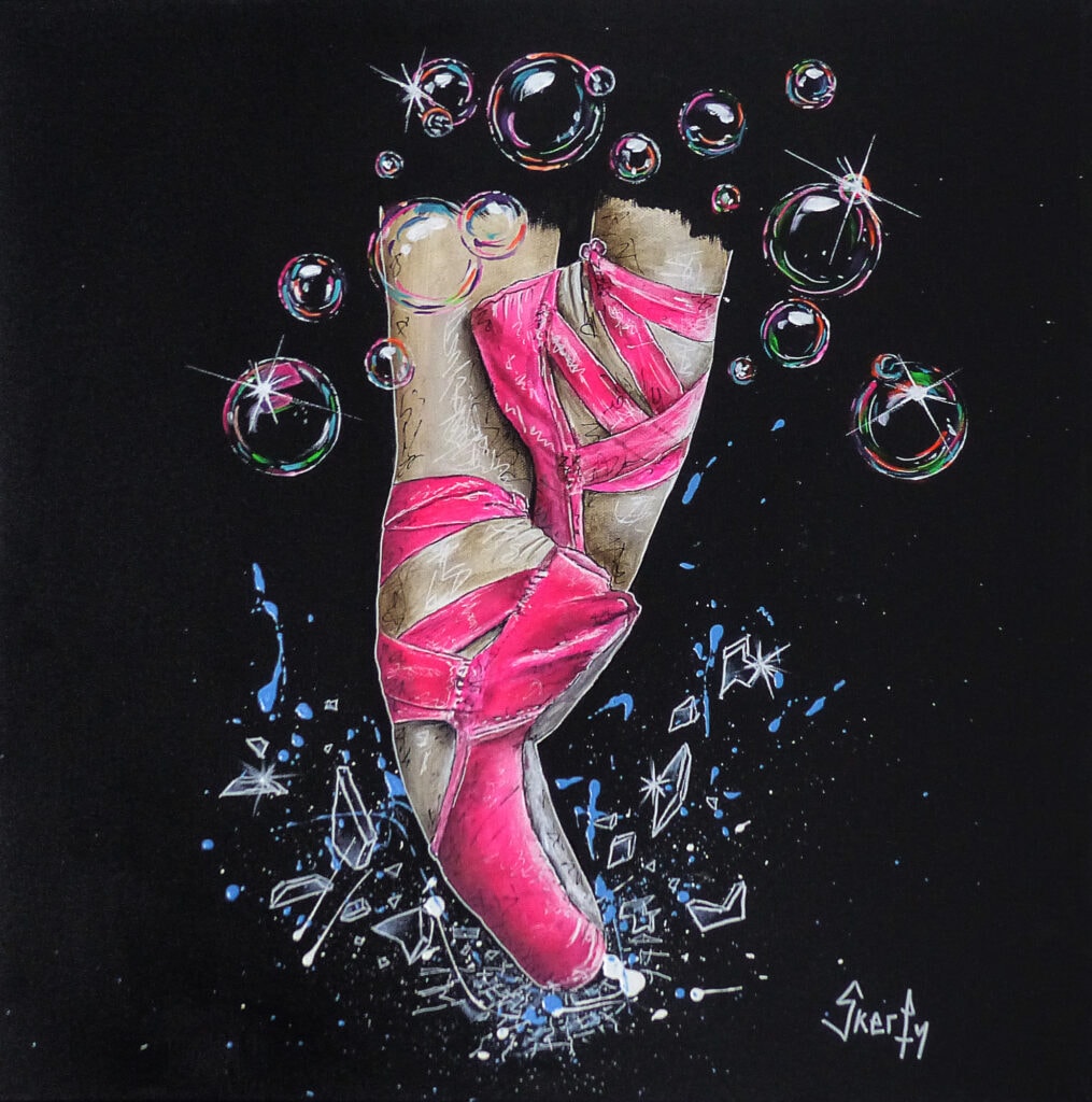 Peinture d'une paire de chaussons de danse roses à rubans, entourée de bulles de savon, des éclats de cristal à leur pied, sur fond noir