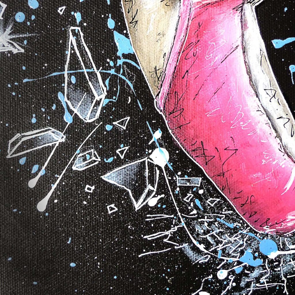 Détail du verre brisé dessiné au trait blanc, éclaboussures bleues sur le fond noir, au pied d'un chausson rose vif