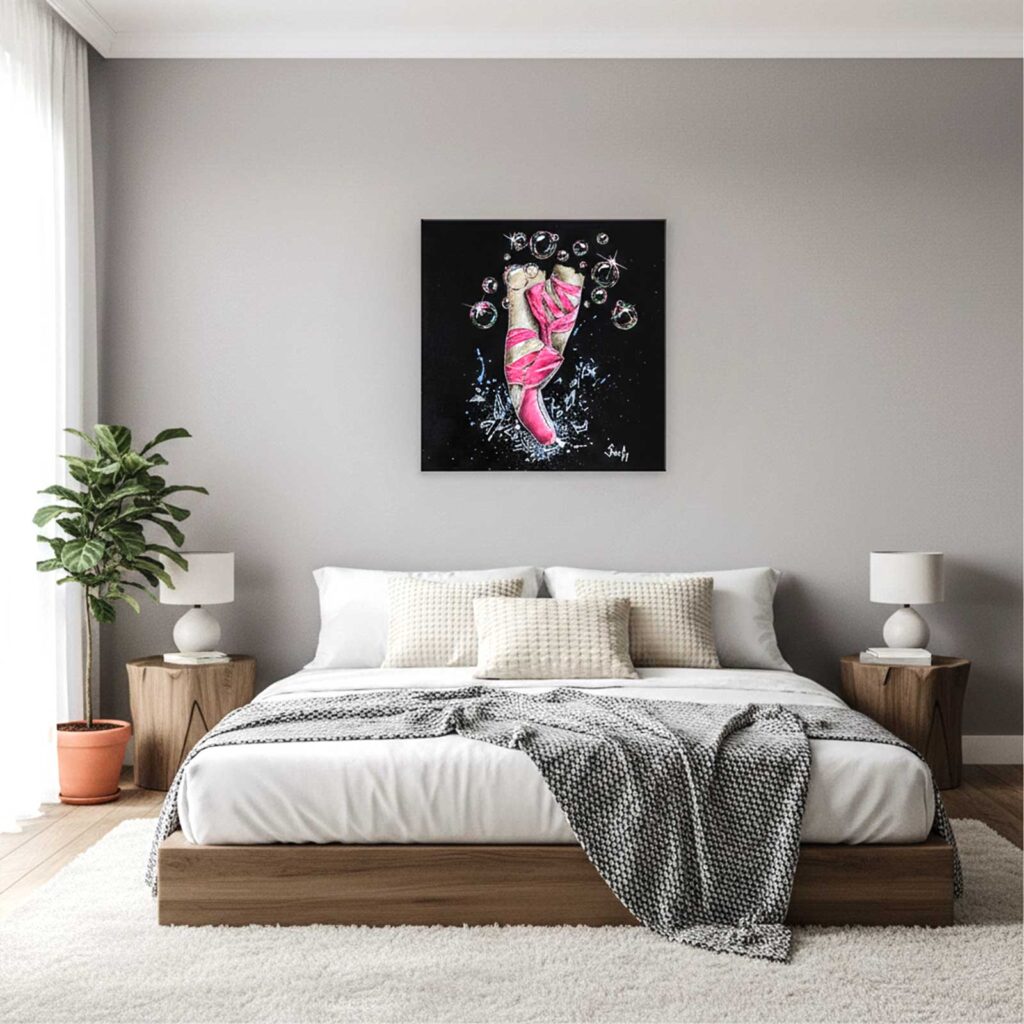 Mise en situation de la peinture Larmes de Grâce, accrochée au-dessus d'un lit dans une chambre à la tête de lit en bois clair