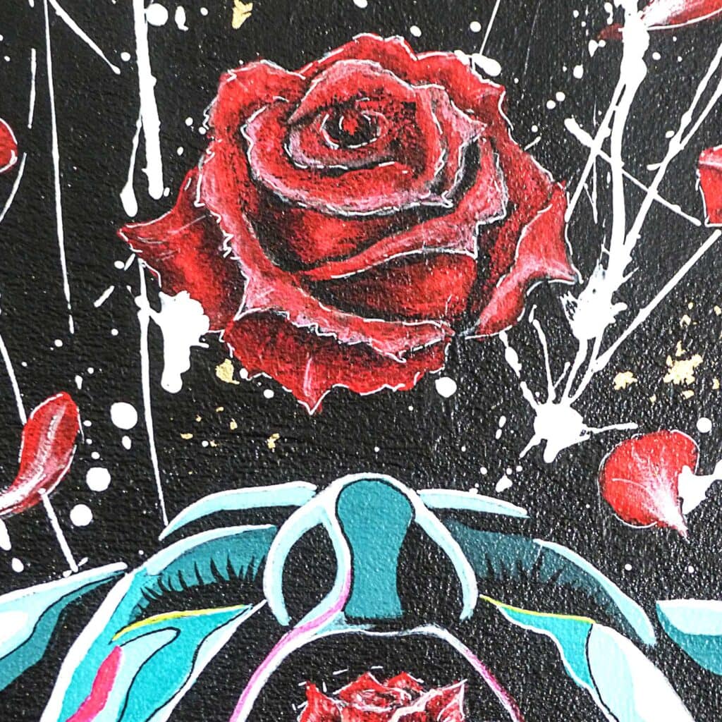 Détail d'une rose rouge et des projections blanches du fond noir, au-dessus d'un visage turquoise aux yeux clos