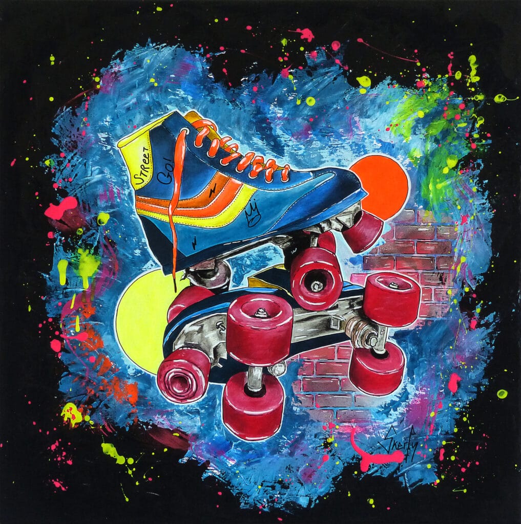 Peinture d'un patin à roulettes rétro bleu aux lacets orange et aux roues rouges, sur un mur de briques et un fond bleu éclaboussé de rose et de jaune fluo