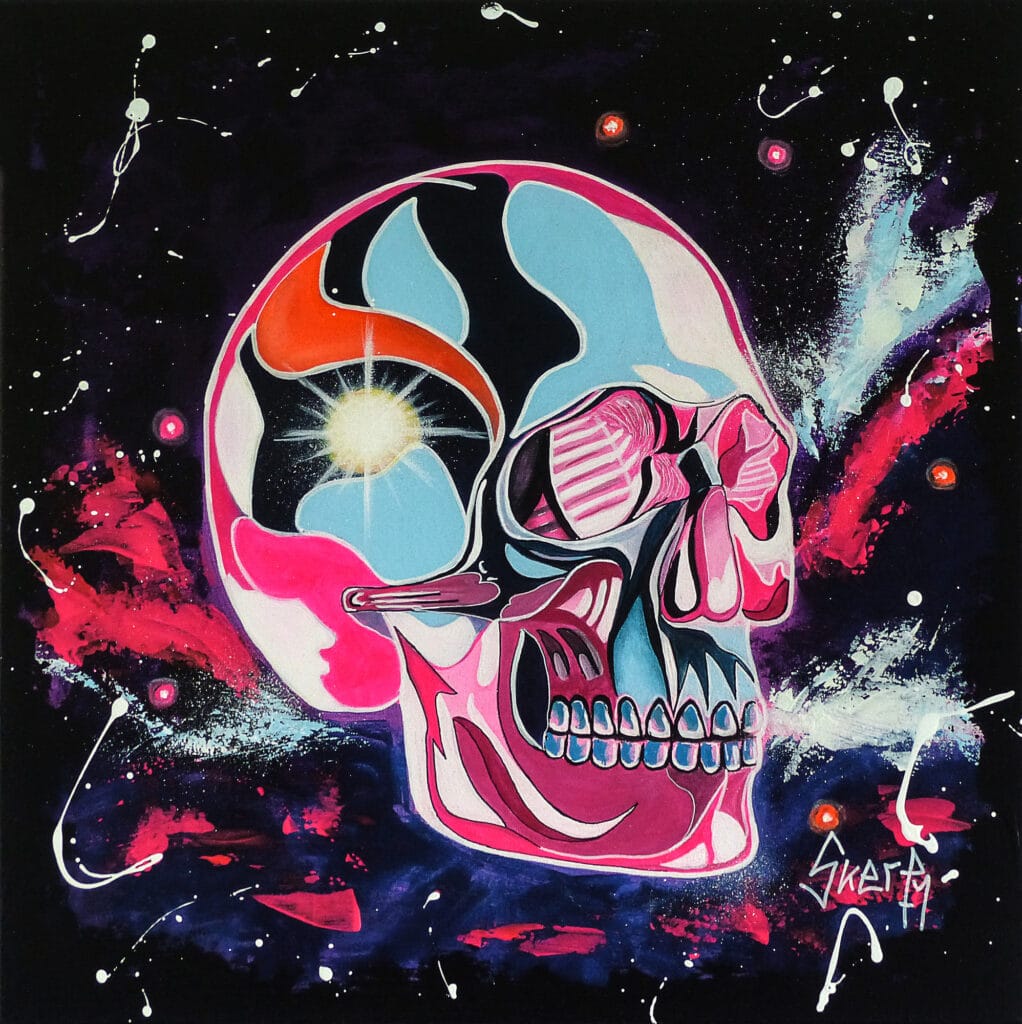 Peinture d'un crâne de profil aux aplats roses, bleus et blancs, une lumière rayonnante logée dans la boîte crânienne, sur un fond noir constellé d'éclats rouges
