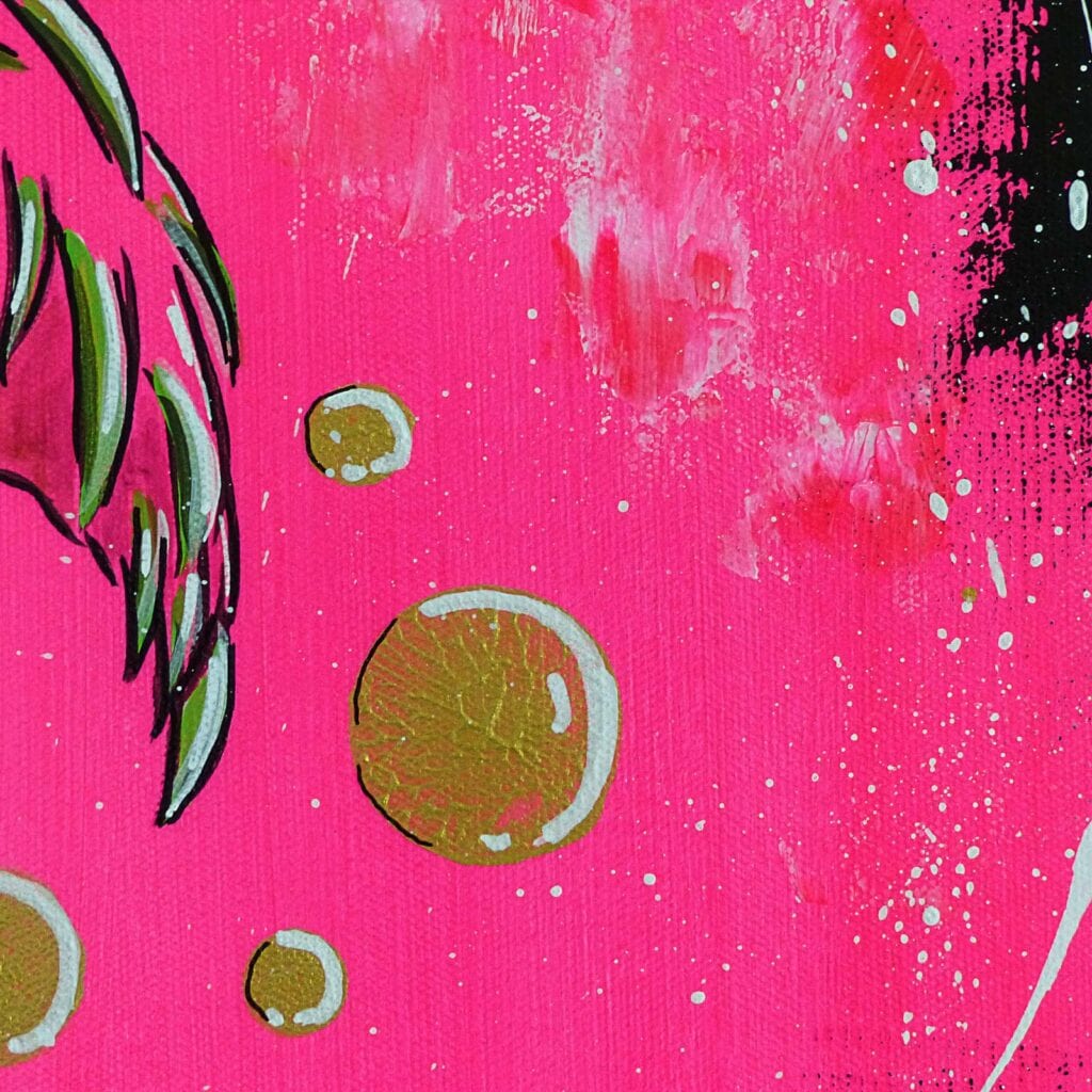 Détail de la matière de « Majesté des Flamants » : bulles dorées cerclées de blanc sur le fuchsia, la trame de la toile apparente, et l'aile verte et blanche d'un flamant
