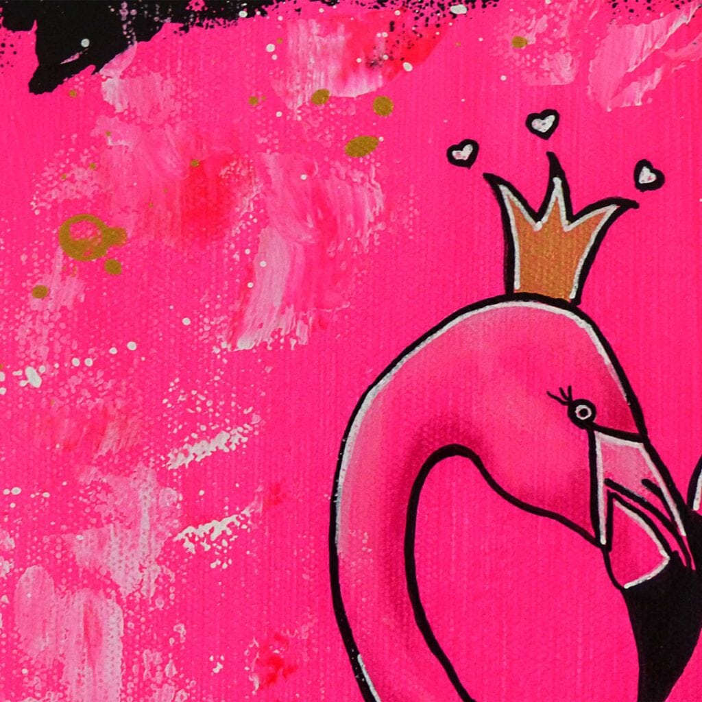 Détail de « Majesté des Flamants » : la tête d'un flamant rose, sa couronne dorée et les petits cœurs qui la surmontent, sur un fond fuchsia moucheté de blanc