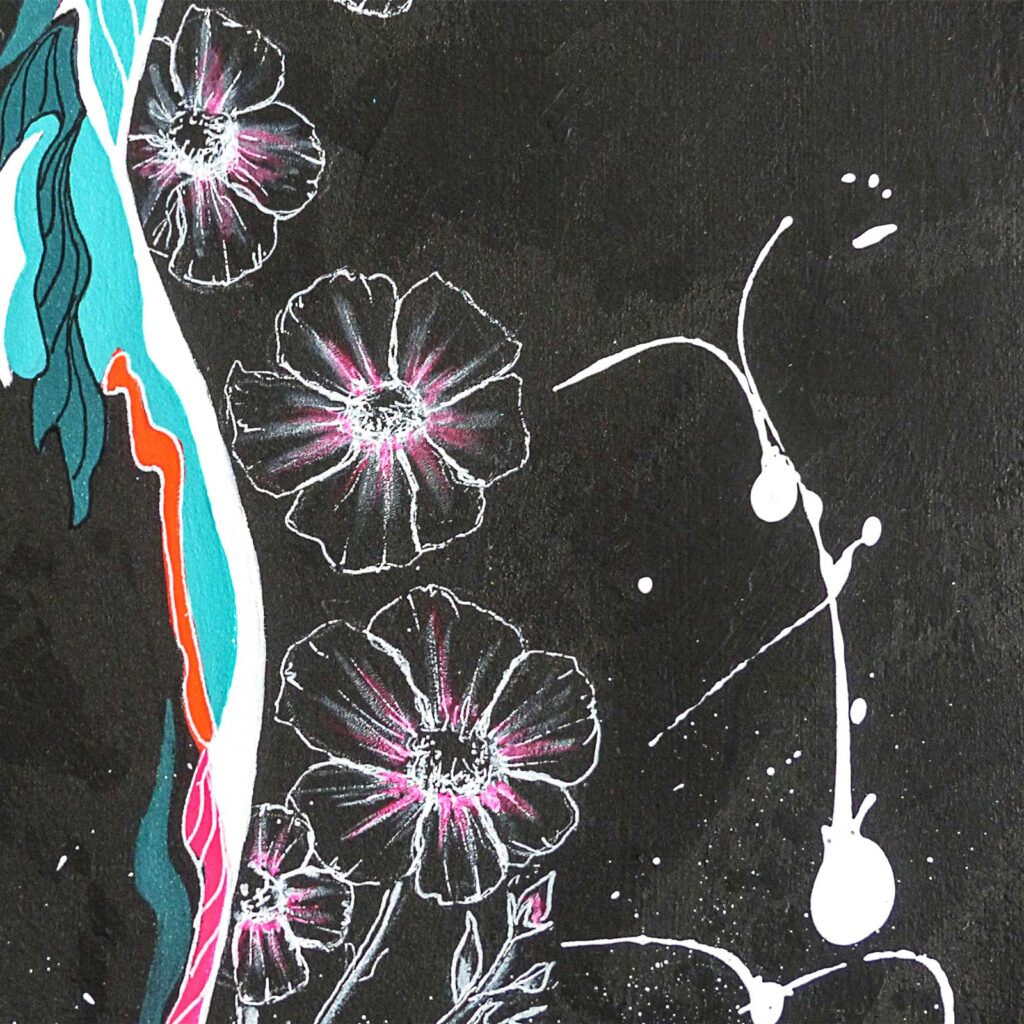 Détail des fleurs noires cernées de blanc au cœur rose, coulures blanches et feuillage turquoise sur le bord