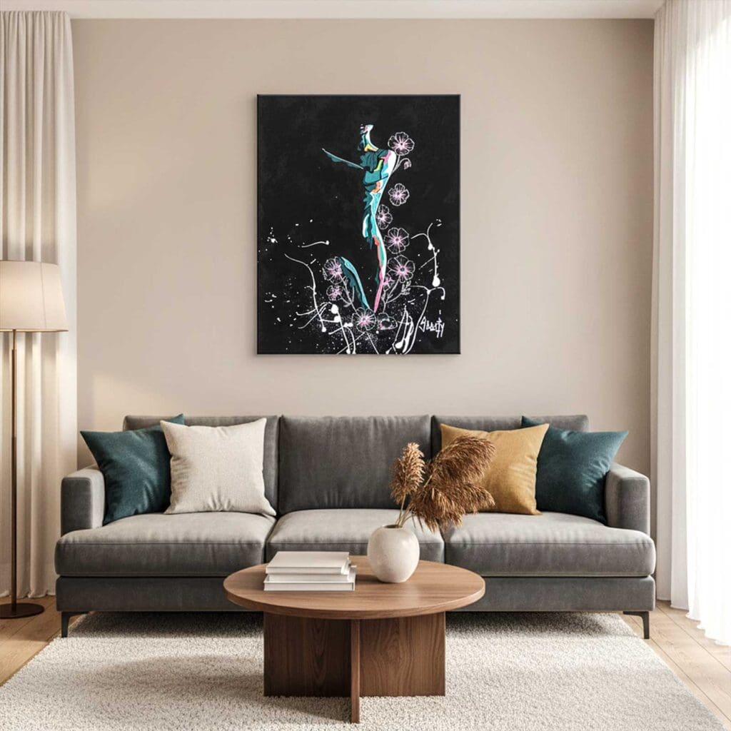 Mise en situation de la peinture Mouvement et Douceur, accrochée au-dessus d'un canapé gris dans un salon clair