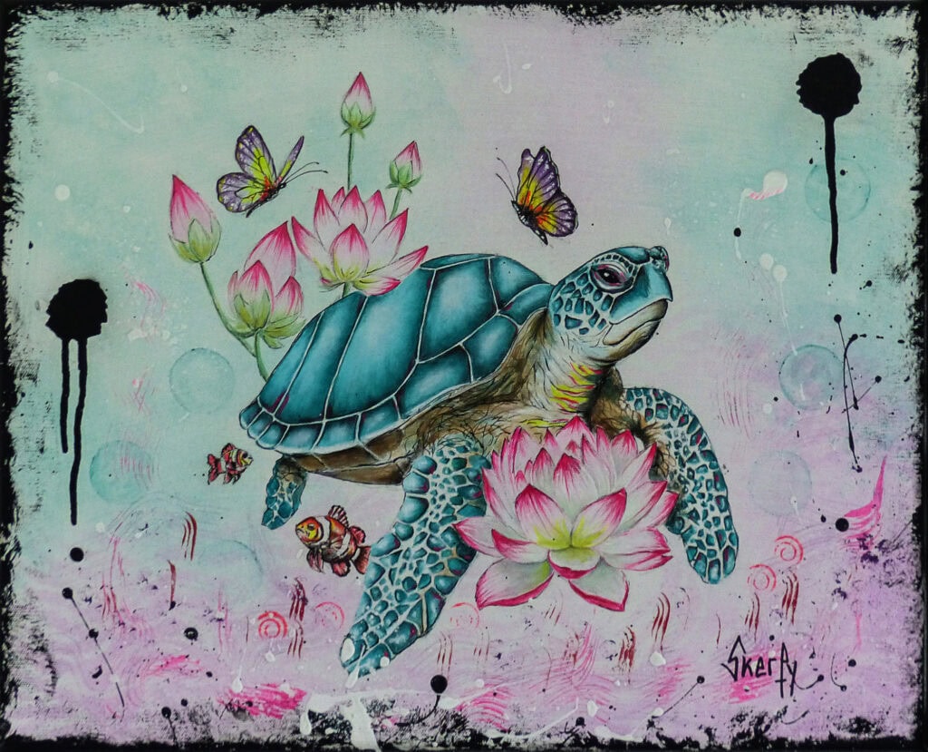 Peinture d'une tortue de mer turquoise nageant parmi des fleurs de lotus roses, deux papillons et deux poissons-clowns, sur un fond vert d'eau et rose