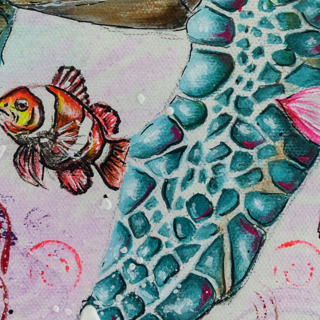 Détail des écailles turquoise cernées de blanc et d'un poisson rouge et jaune, sur un fond mauve pâle semé de bulles