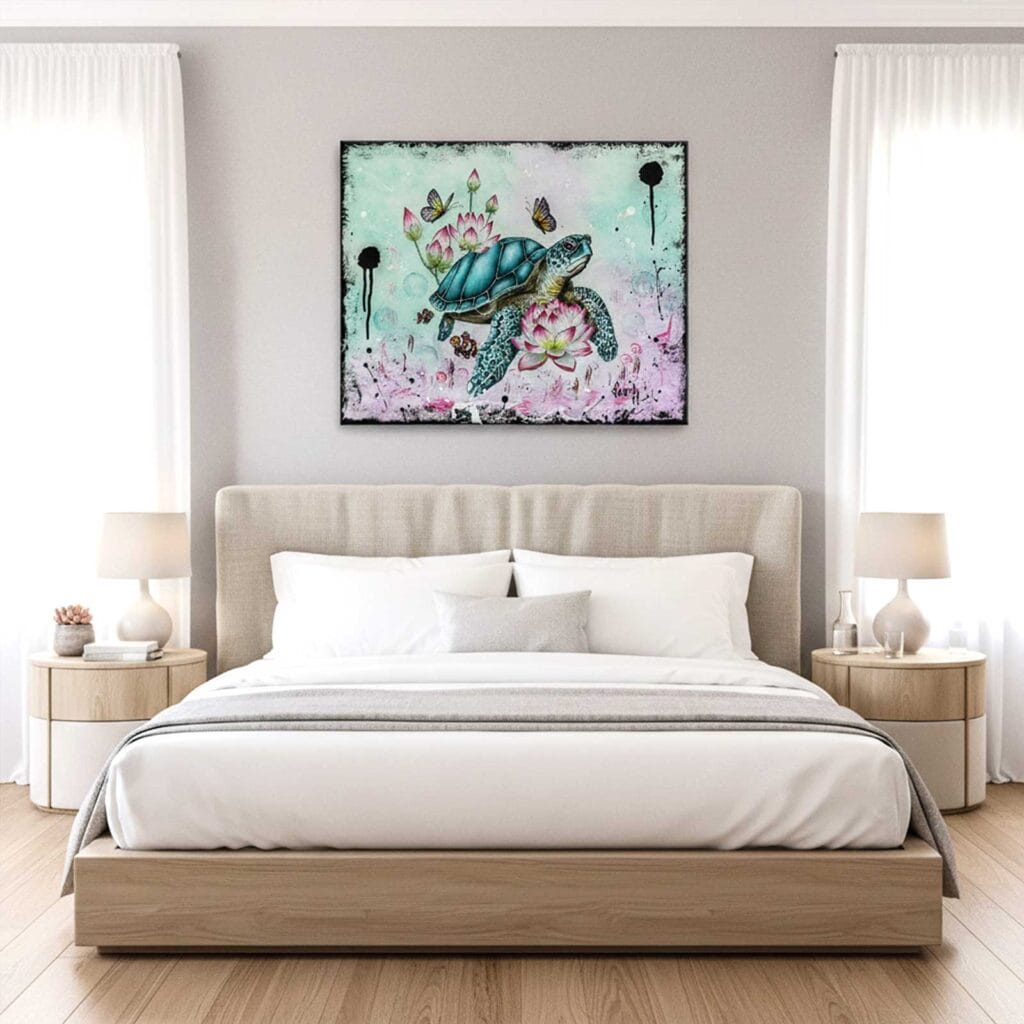 Mise en situation de la peinture Murmures des Flots, accrochée au-dessus d'un lit dans une chambre claire