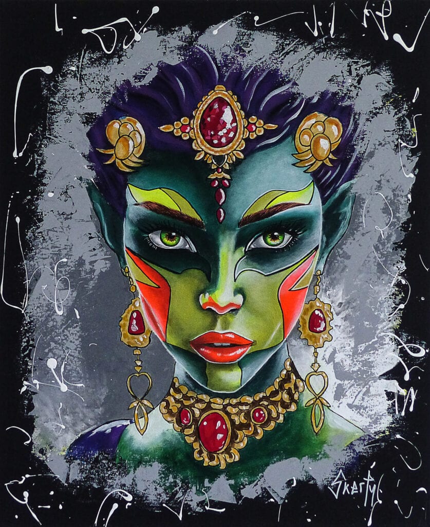 Peinture d'un visage de femme à la peau verte et aux oreilles pointues, parée d'or et de rubis, cheveux violets, sur un fond gris et noir éclaboussé de blanc