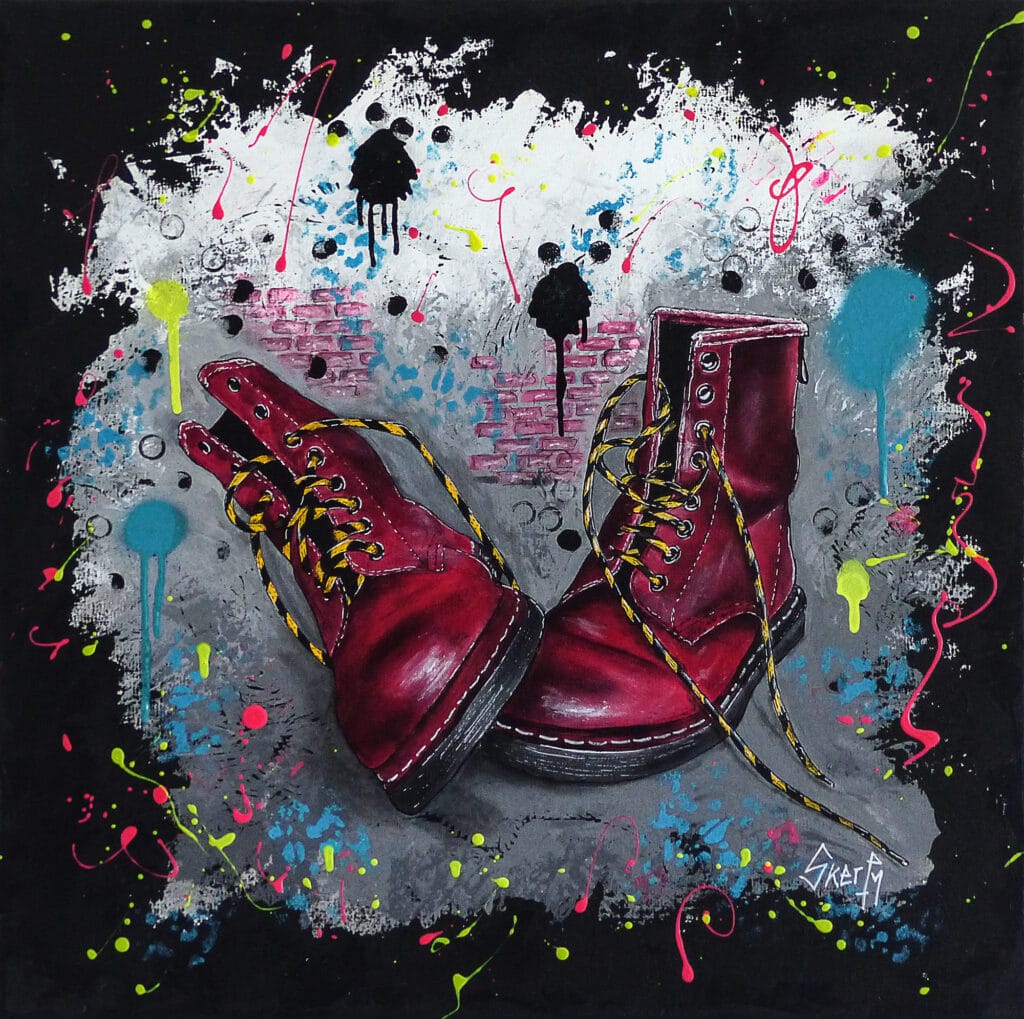 Peinture d'une paire de bottines bordeaux à lacets jaunes, posées devant un mur gris et rose éclaboussé de couleurs fluo, sur fond noir