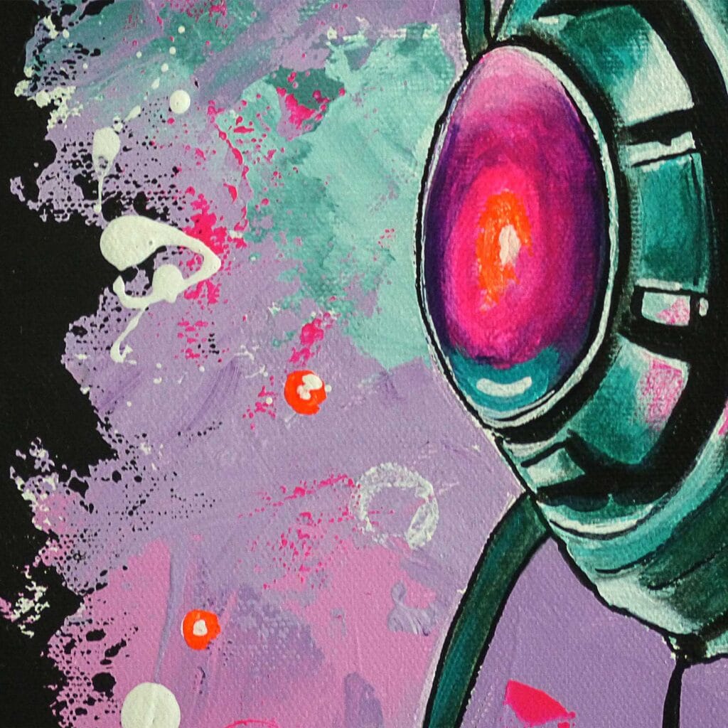Détail de l'œil mécanique cerclé de vert émeraude, iris rose et orange, sur un fond mauve traversé de blanc