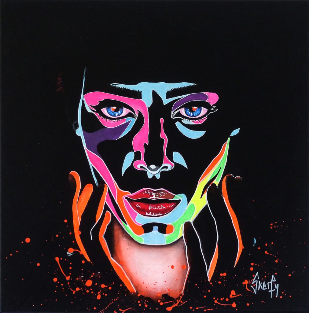 Peinture d'un visage de femme surgissant du noir, ses reliefs soulignés de rose, de bleu et de vert fluo, les mains encadrant le visage, sur fond noir éclaboussé de rouge