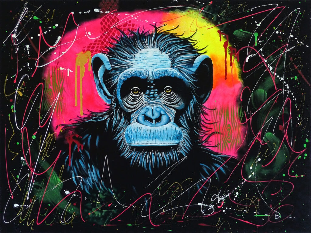 Peinture d'un chimpanzé bleu et noir de face, aux yeux jaunes, sur un halo rose et jaune, fond noir couvert d'arabesques blanches et roses