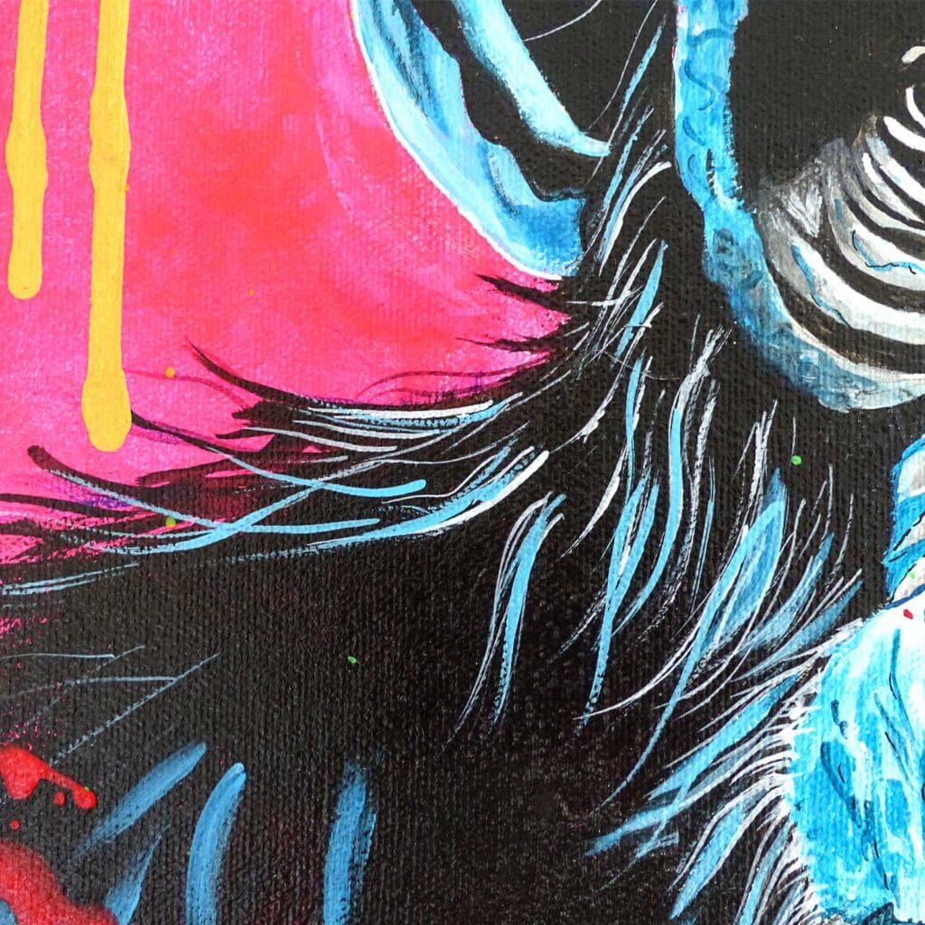 Détail de la main bleue du singe sur le pelage noir, aplat rose fluo et coulures jaunes