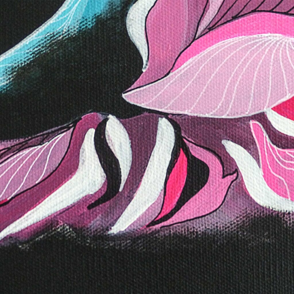Détail des pétales roses et mauves nervurés de blanc, et de l'éclat turquoise qui les borde