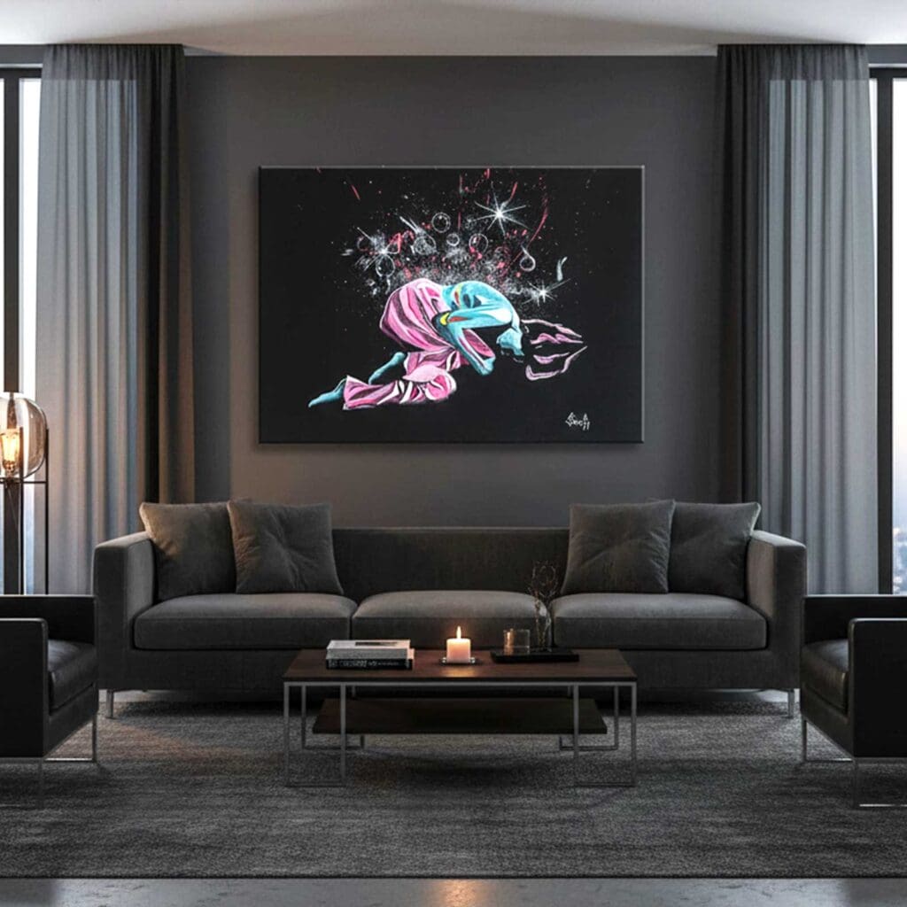 Mise en situation de la peinture Souffle d'Abandon, accrochée au-dessus d'un canapé sombre dans un salon aux grandes fenêtres