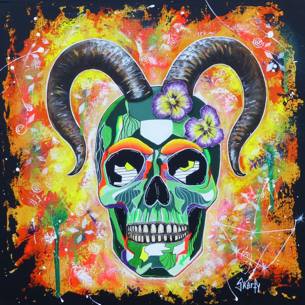 Peinture d'un crâne vert et orange avec les cornes marron du capricorne, des pensées mauves à droite du crâne, sur un fond orange et jaune où se trace la constellation du capricorne.