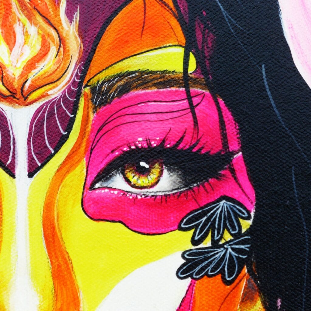 Détail de l'œil, et une partie du visage qui présente des aplats de rose, de jaune et d'orange, ainsi que quelques lignes blanches. Des motifs de feuilles blanches sur un fond noir.